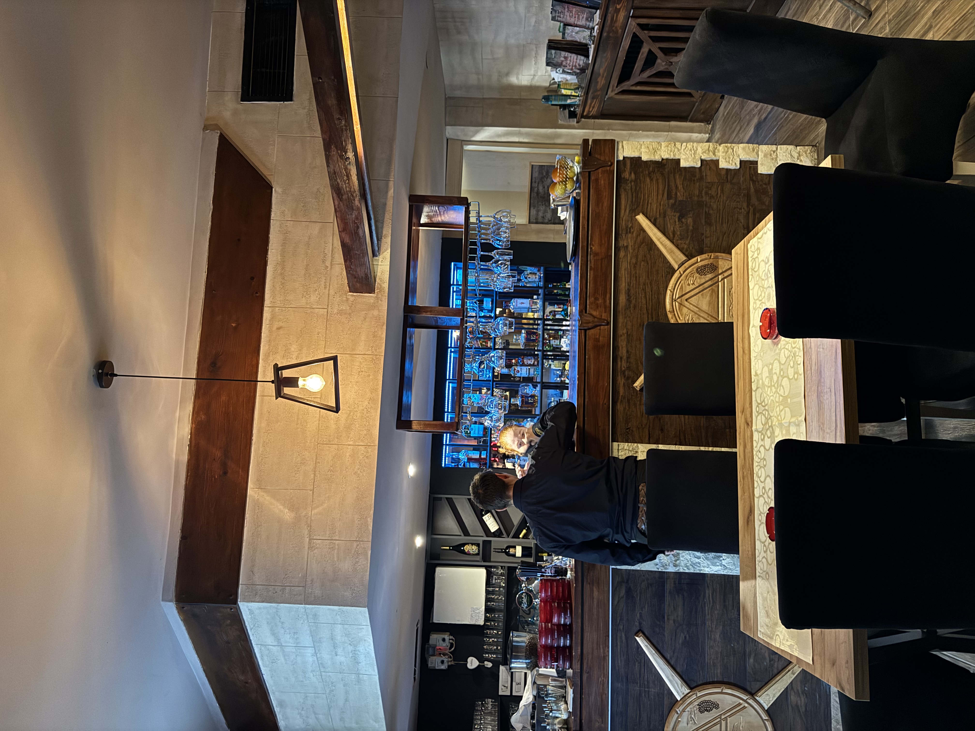 Šef kuhinje priprema roštilj